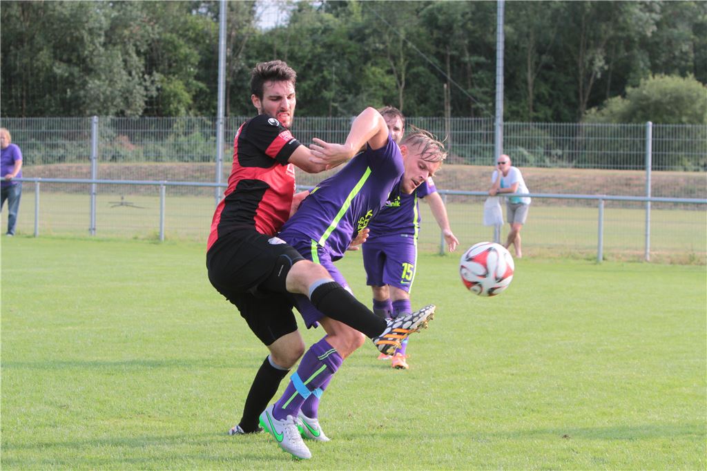 Bissig, aber fair geht es zwischen dem Oberligisten FC Nöttingen (in Violett) und dem Verbandsligisten VfR Neckarrems zu. Foto: Eigner