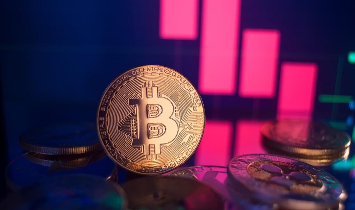 Bitcoin fällt erneut deutlich. Große Verkäufe, ETF-Abflüsse und makroökonomische Unsicherheiten prägen das Geschehen am Kryptomarkt. Ein Überblick über die aktuelle Entwicklung.