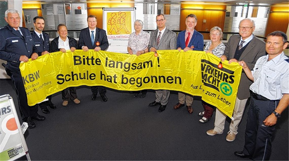 „Bitte langsam“: Mit einem Banner sollen Autofahrer zum Schutz von Kindern auf den kurz bevorstehenden Schulbeginn aufmerksam gemacht werden.
