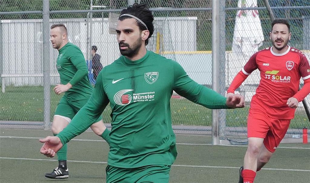 Bitter für den TSV Münster: Dem Abwehrroutinier Ismet Alkan (vorne) droht eine längere Pause.