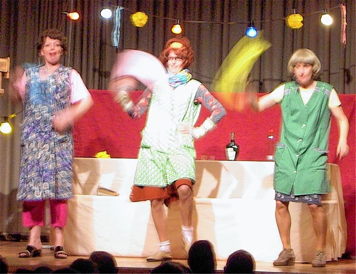 Bizarre Tanzeinlagen amüsieren das Publikum in der Schützinger Festhalle.