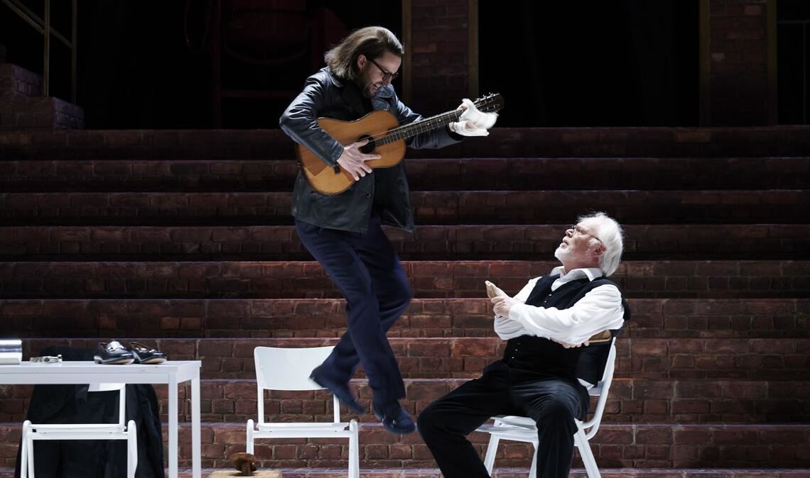 Björn Bürger als Sixtus Beckmesser (l.), Martin Gantner als Hans Sachs