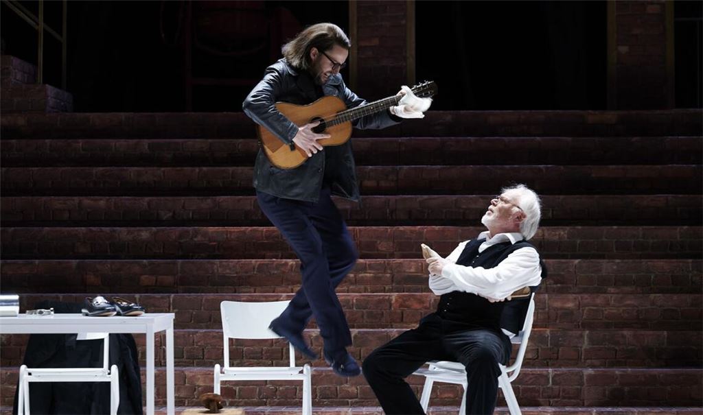 Björn Bürger als Sixtus Beckmesser (l.), Martin Gantner als Hans Sachs