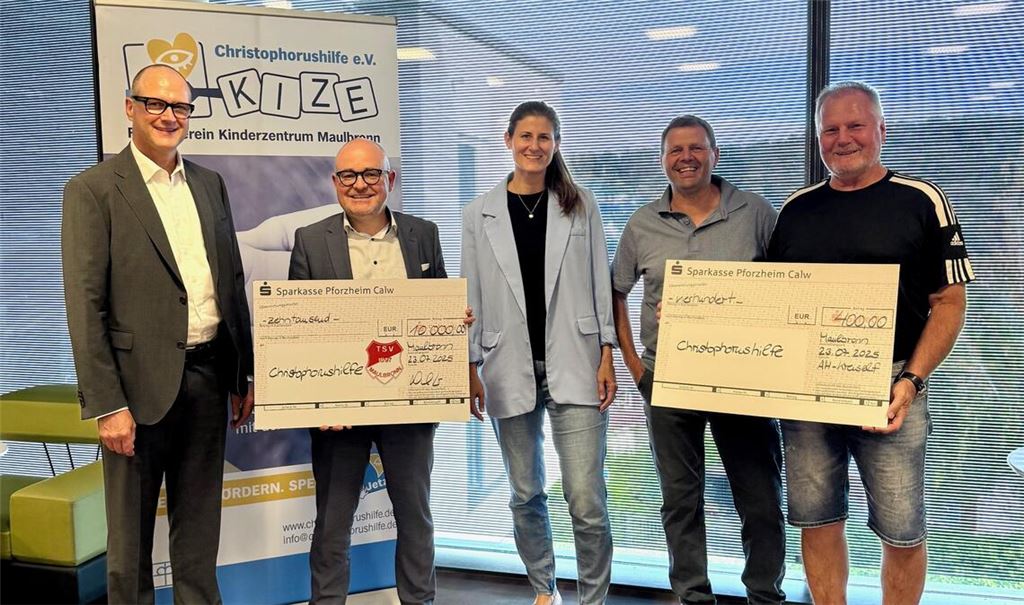 Björn Schmid (Vorstand Christophorushilfe), Daniel Göbl (Abteilungsleiter Fußball TSV Maulbronn), Franziska Horn (Vorstand Christophorushilfe), Martin Kern und Horst Nass (AH-Kreiself/v.li.) bei der Spendenübergabe. 