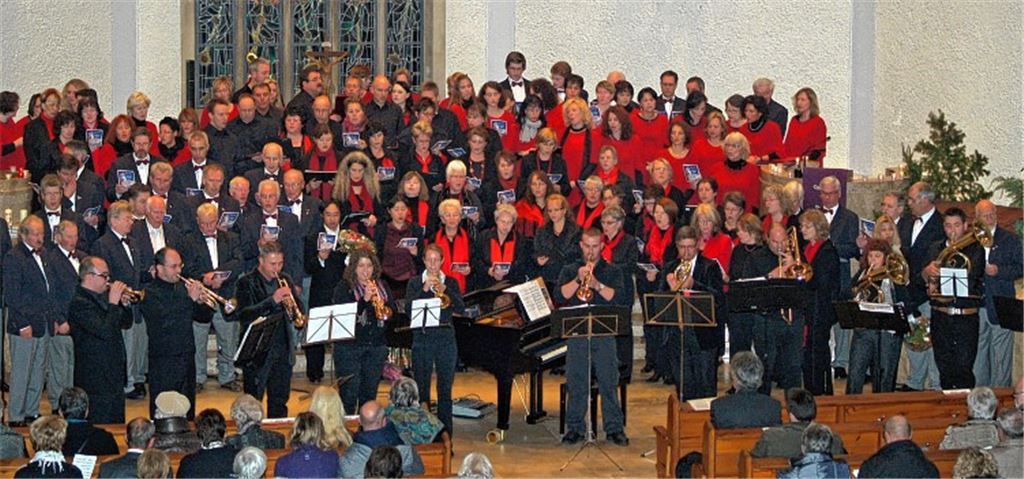 Bläser und Chormitglieder begeistern ihre Zuhörer bei einem Benefizkonzert in Mühlacker. Die Ensembles ernten für ihre Darbietungen reichlich Beifall. 