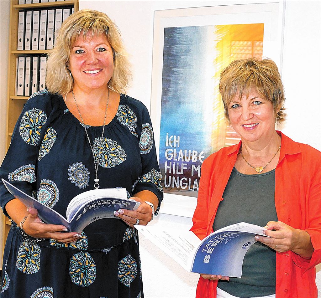 Blättern im Jahresbericht: die Leiterin von Frauenhaus und Fachstelle gegen häusliche Gewalt, Tanja Göldner (links), und die Geschäftsführerin der Trägergesellschaft, Sabine Jost. Foto: Peche