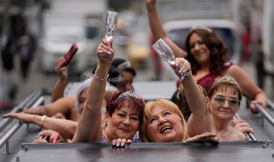 Blanca Guerrero, 67, links, und Gloria Sanabria, 67, rechts, fahren in einer Limousine zu einer Quinceanera-Feier für Frauen, die nie eine traditionelle 15. Geburtstagsparty feiern konnten.