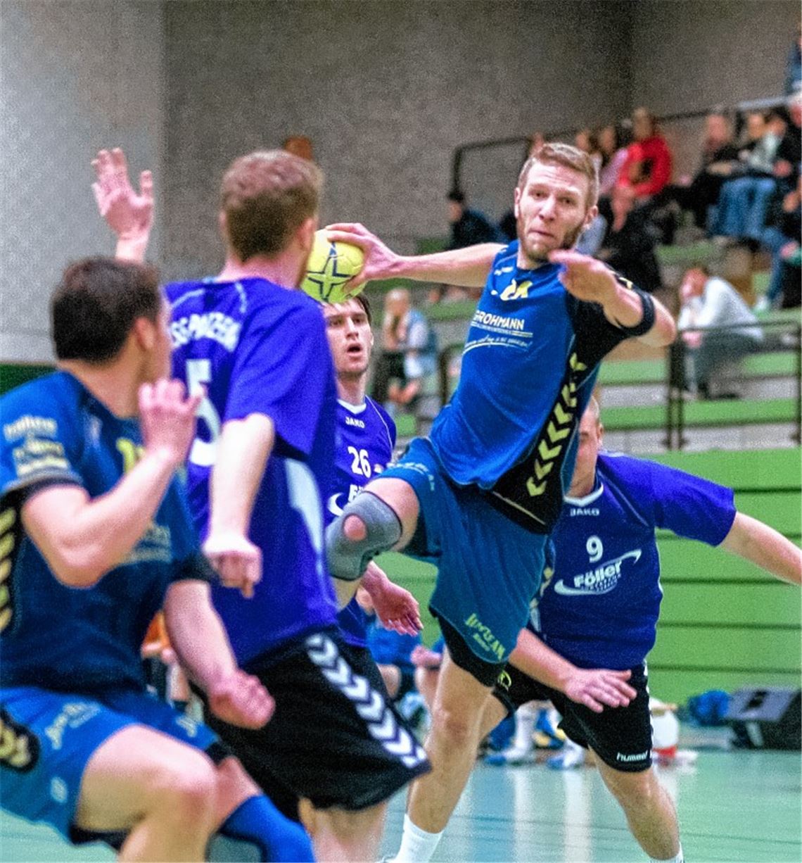 Blau-Gelb Mühlacker (am Ball) hat die HSG Pforzheim ab der zweiten Hälfte im Griff. 