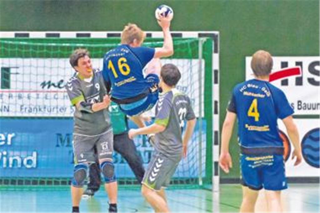 Blau-Gelb Mühlacker mit Manuel Freyburger (Mitte) findet zwar immer wieder Lücken in der Eggensteiner Deckung. Zum Punktgewinn reicht es am Ende jedoch nicht. Foto: Zschorsch