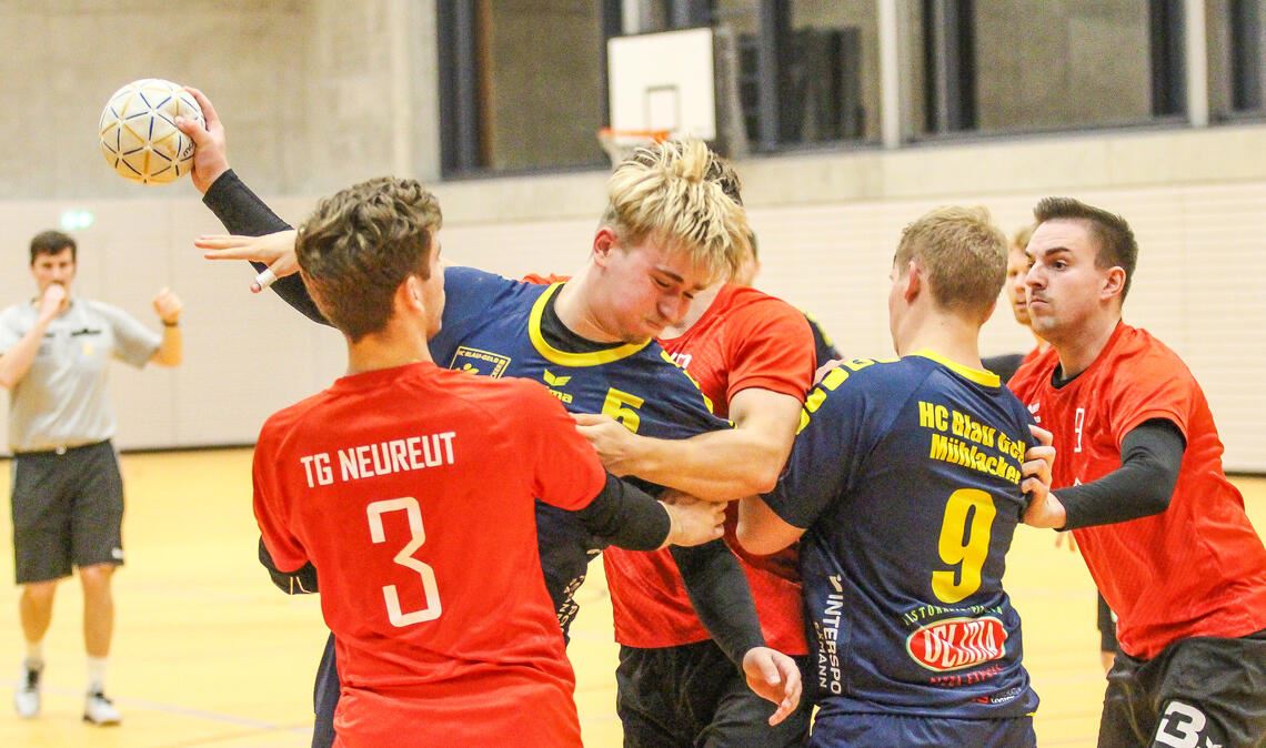 Blau-Gelb Mühlacker wird im Heimspiel von Neureut gestoppt. Foto: Ufrecht