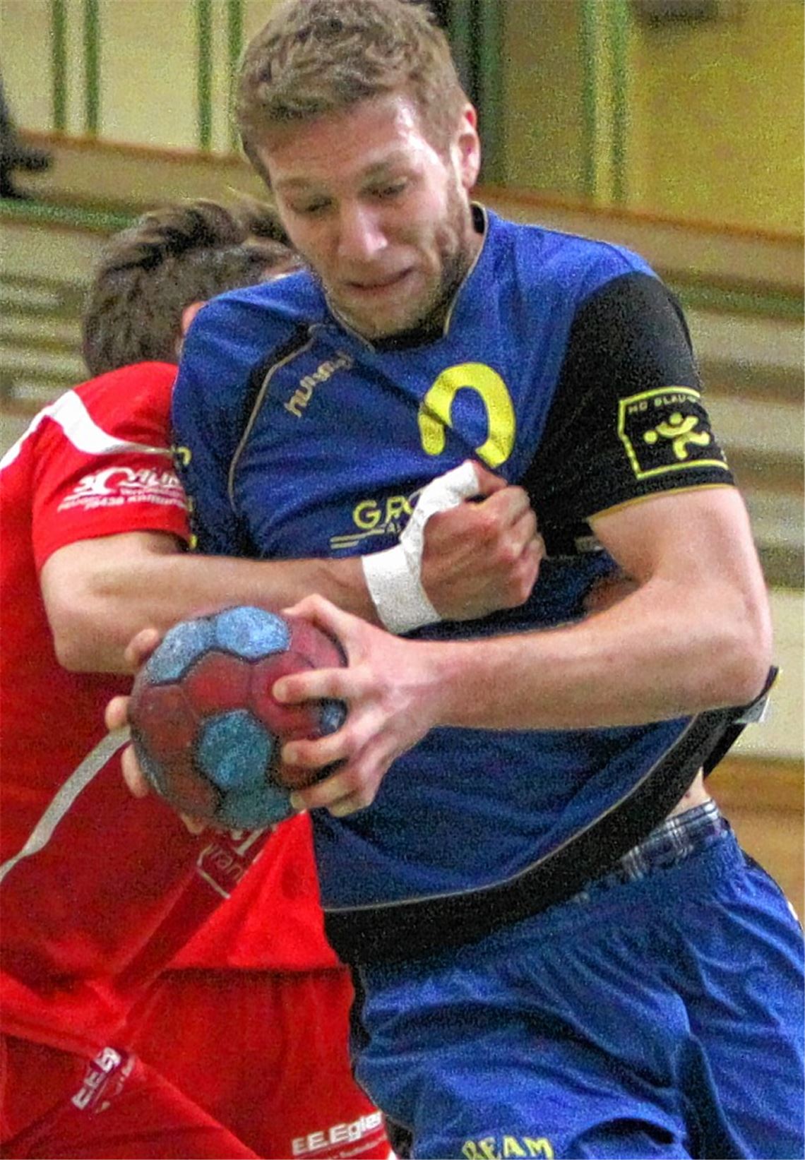 Blau-Gelb-Spieler Philipp Goll krallt seine Finger in den Ball. Mit Haftmittel ließe sich der Ball mit einer Hand fangen und nur mit der Handfläche werfen Foto: Eigner