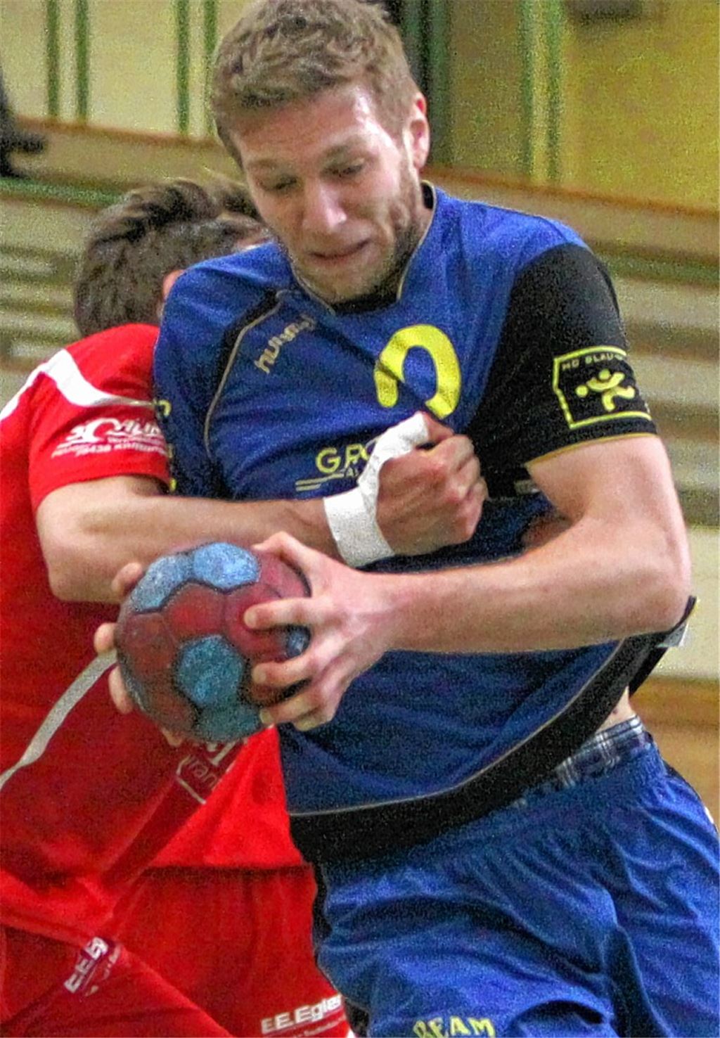 Blau-Gelb-Spieler Philipp Goll krallt seine Finger in den Ball. Mit Haftmittel ließe sich der Ball mit einer Hand fangen und nur mit der Handfläche werfen Foto: Eigner
