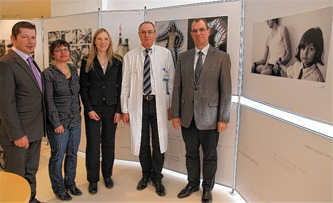 „Blau – Heiter bis tödlich. Ansichten zum Umgang mit Alkohol“: So lautet der Titel einer Ausstellung, die zurzeit im Mühlacker Krankenhaus zu sehen ist. Frank Geissler von der DAK (v.li.), Sabine Fingberg von der Aktionsgemeinschaft Drogen, Katrin Kern, Regionaldirektorin der Enzkreis-Kliniken, Dr. Stefan Reim und Schirmherr Frank Schneider rühren die Werbetrommel für die Schau. 
