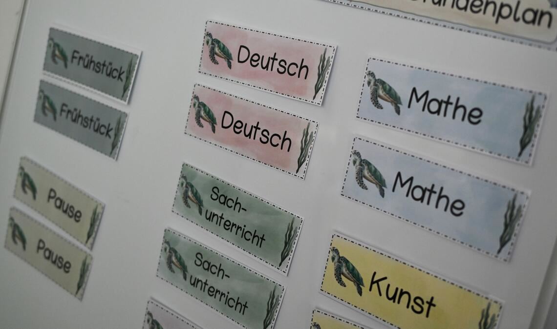 Blau für Jungs? Schüler sind der Studie nach interessierter an Mathematik und Wirtschaft. (Archivbild)