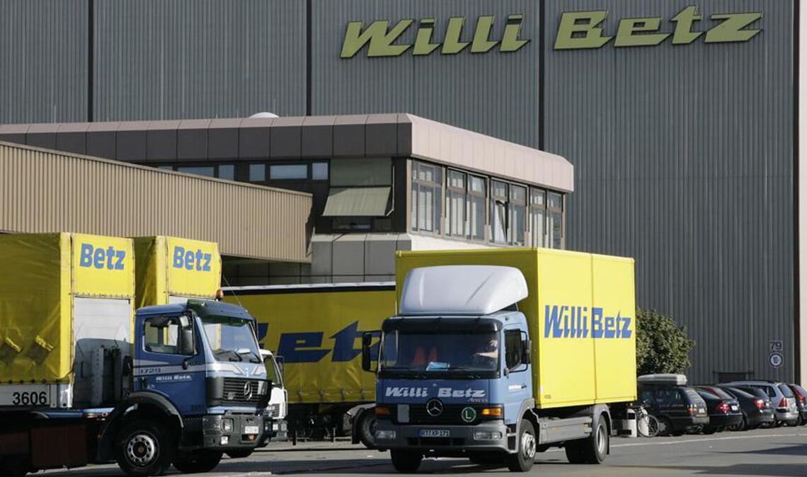Blauer Schriftzug auf gelber Plane: Einst waren die Lastwagen der Unternehmensgruppe von Willi Betz überall auf den Autobahnen präsent. Das Archivbild zeigt 2007 den Firmensitz, der zu diesem Zeitpunkt in Reutlingen war.