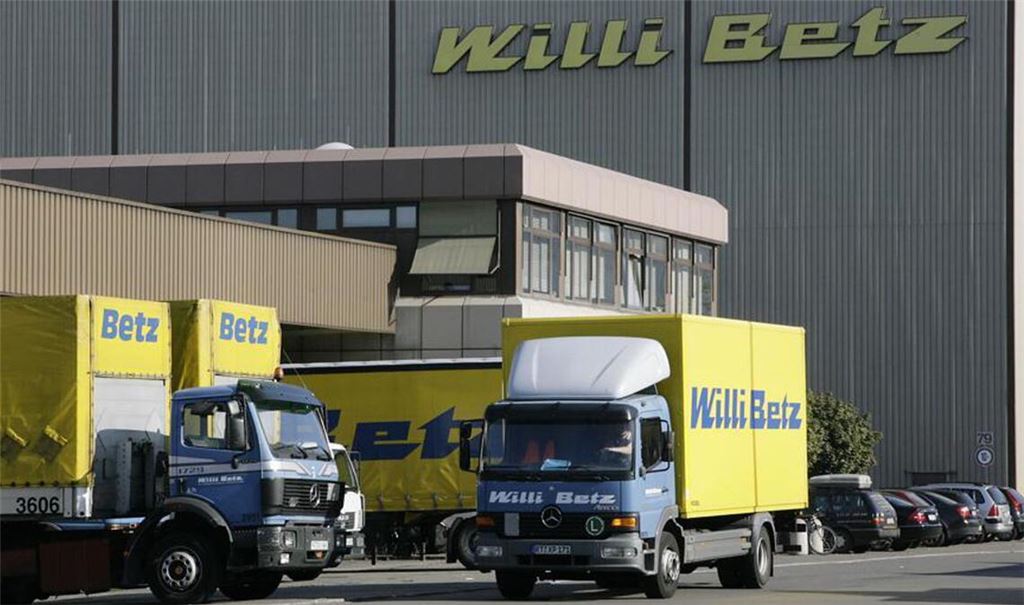 Blauer Schriftzug auf gelber Plane: Einst waren die Lastwagen der Unternehmensgruppe von Willi Betz überall auf den Autobahnen präsent. Das Archivbild zeigt 2007 den Firmensitz, der zu diesem Zeitpunkt in Reutlingen war.