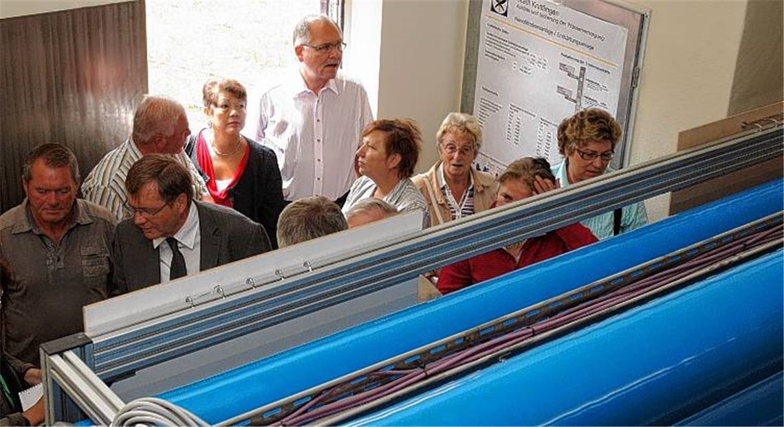 Blaues Wunder? Bei der Besichtigung der Nanofiltrationsanlage erfahren die Gäste, weshalb ihr Trinkwasser deutlich weicher geworden ist und welche Technik hinter der Verbesserung steckt.