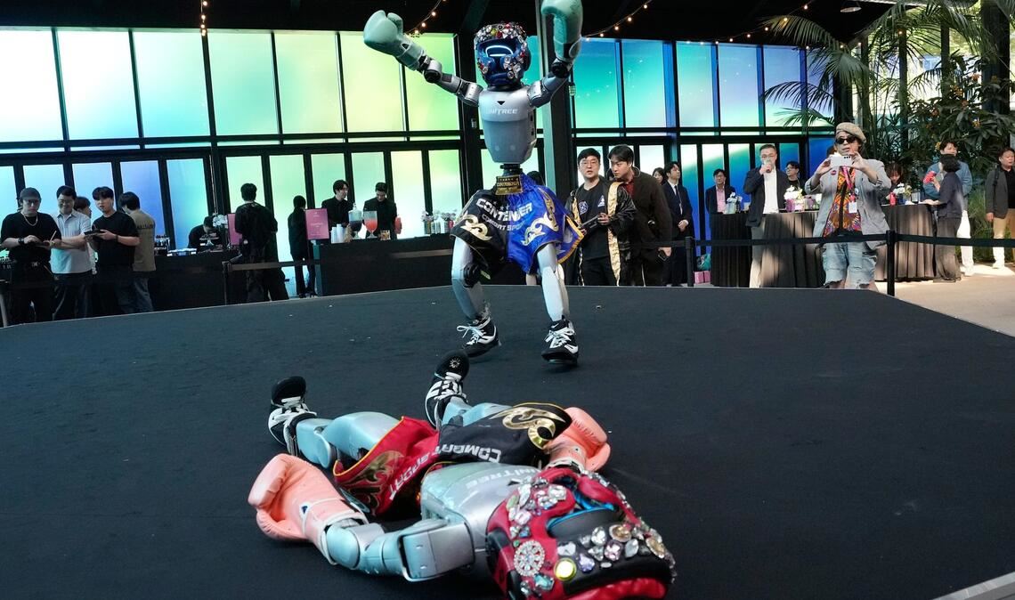 Blech-Duell: Humanoide Roboter geben eine Boxvorführung im südkoreanischen Seoul.
