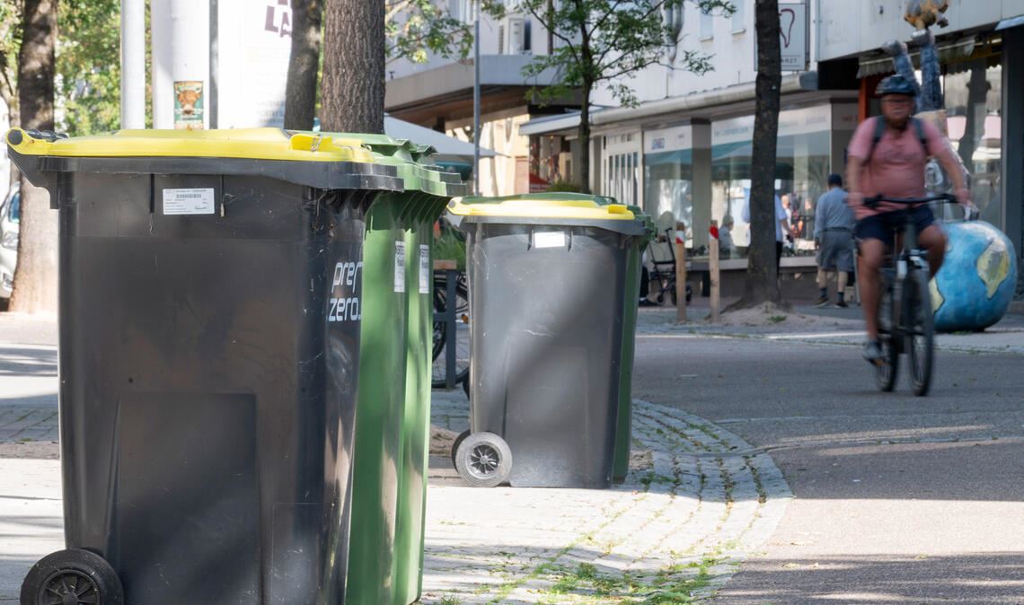 Bleiben Mülltonnen, hier ein Symbolbild aus der Mühlacker Fußgängerzone, entgegen der Ankündigung im Abfuhrplan erstmal ungeleert, sorgt das für Unmut. Foto: Fotomoment