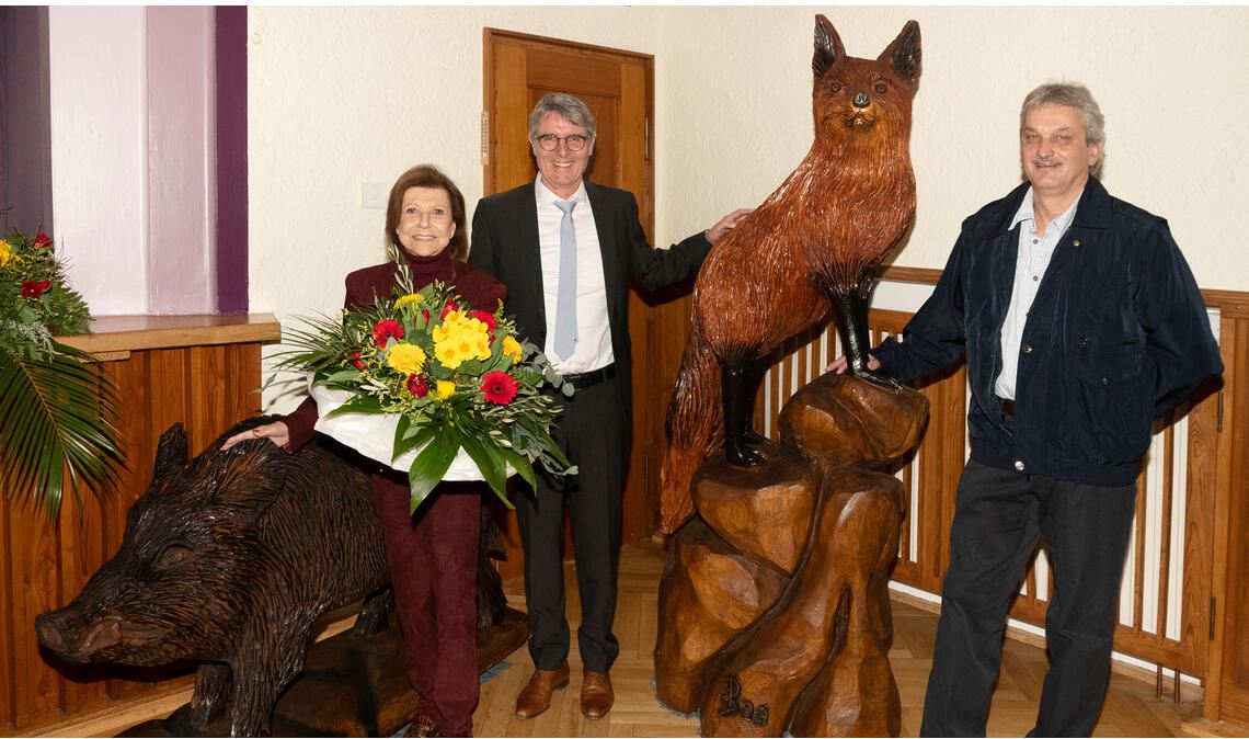 Bleibende Erinnerung: Britta Behr stiftet zum Jubiläum die von Dieter Binder (re.) geschaffene Figurengruppe, sehr zur Freude von Bürgermeister Armin Pioch. Foto: Fotomoment