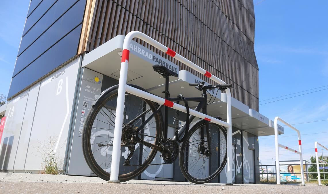 Bleibt in Betrieb: das Fahrradparkhaus am Mühlacker Bahnhof. Foto: Schüller
