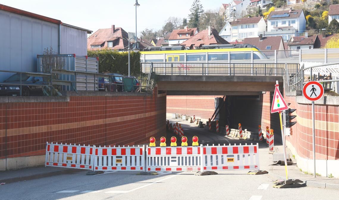 Bleibt wegen der Arbeiten an der Unterführung im Auftrag der Bahn noch die ganze kommende Woche gesperrt: die Kieselbronner Straße in Enzberg. Foto: Schüller
