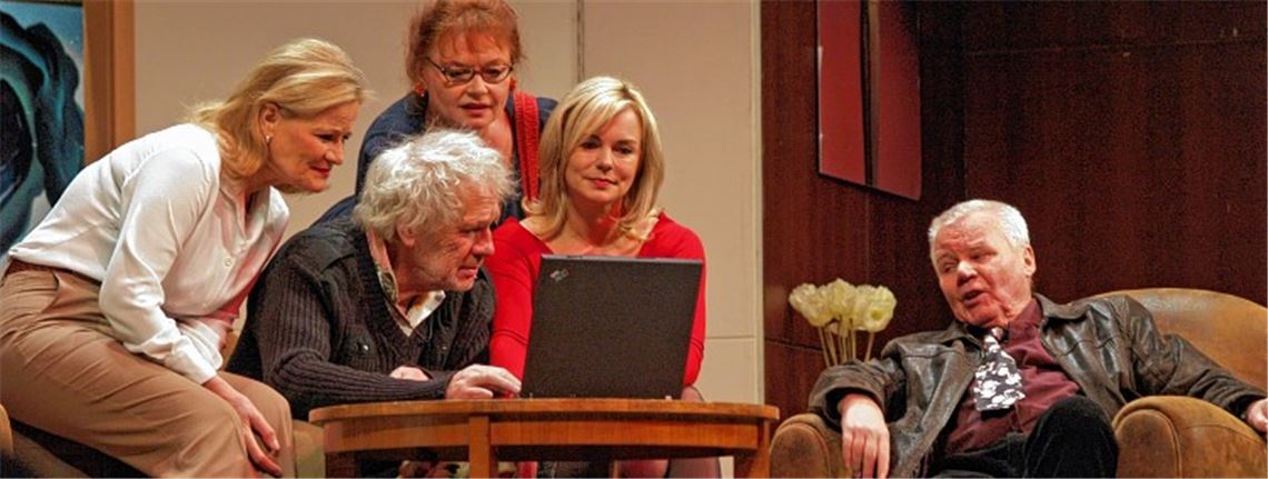 Blick Richtung Laptop und in die Zukunft: Welche Träume werden für die Best-Agers alias (v.li.) Claudia Rieschel, Michael Altmann, Renée Zalusky, Saskia Valencia und Michael Derda wahr?