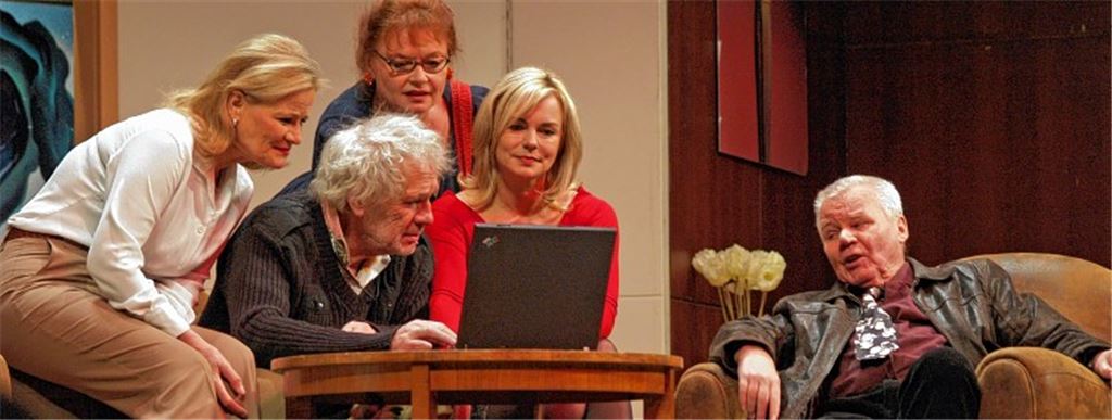 Blick Richtung Laptop und in die Zukunft: Welche Träume werden für die Best-Agers alias (v.li.) Claudia Rieschel, Michael Altmann, Renée Zalusky, Saskia Valencia und Michael Derda wahr?