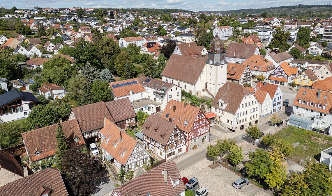 Blick auf Dürrmenz. Wer hier wohnt, kann sich auf eine lange Tradition beziehen. Aber das hat den Ort nicht davor bewahrt, aus dem Stadtnamen zu verschwinden. Foto: Fotomoment