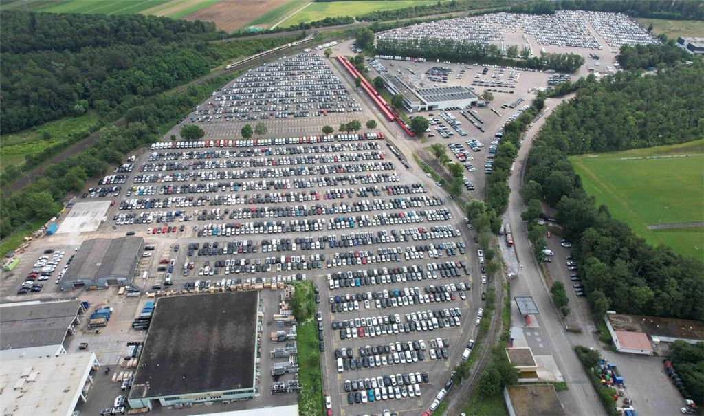 Blick auf Mosolf in Illingen: Hier werden mit derzeit 70 Beschäftigten jährlich etwa 200000 Fahrzeuge, zumeist Neuwagen, die an den Handel gehen, umgeschlagen. Foto: Mosolf-Gruppe