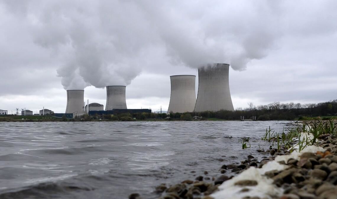 Blick auf das Atomkraftwerk in Cattenom. Frankreichs Stromkonzern EDF soll wieder komplett in staatliche Hand kommen.