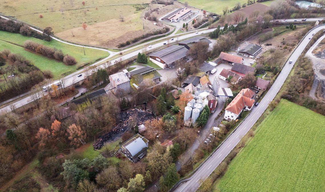 Blick auf das Gelände der Störrmühle in Knittlingen mit den Überresten der abgebrannten Schreinerei. Foto: Fotomoment