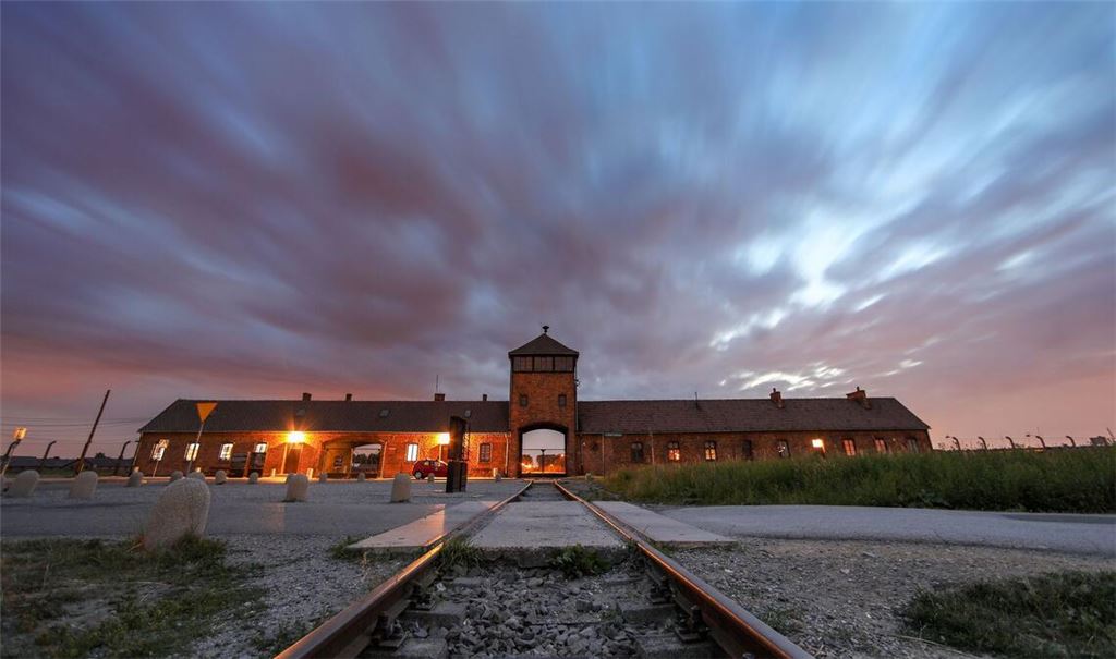 Blick auf das Tor zum früheren Vernichtungsslager Auschwitz-Birkenau.