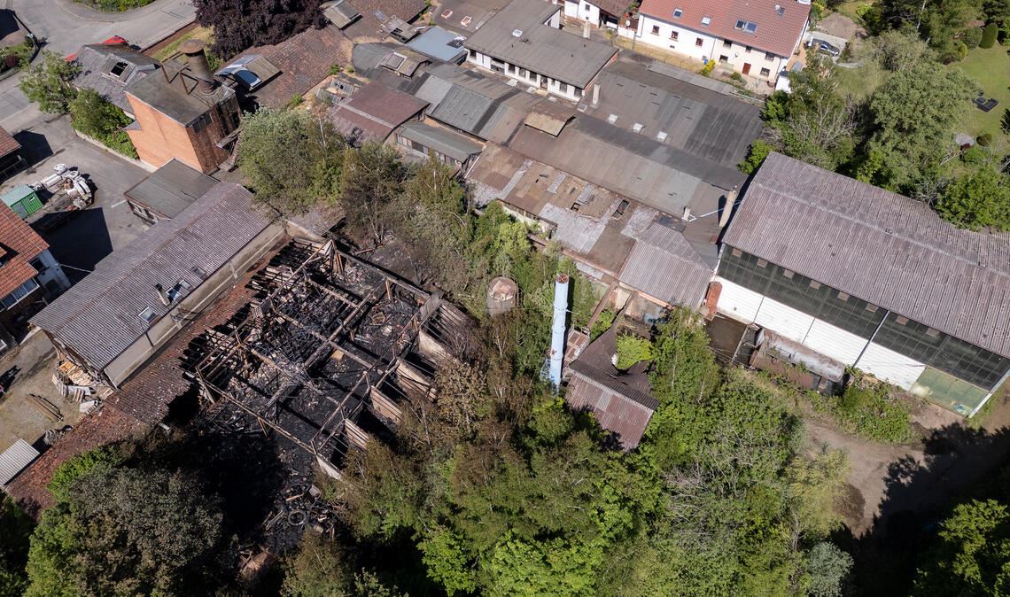 Blick auf das alte Fabrikgelände in Ötisheim: Gut erkennbar ist die vollständig niedergebrannte Lagerhalle, die an das Gebäude einer Schreinerei angrenzt. Fotos: Fotomoment/Myroshnichenko