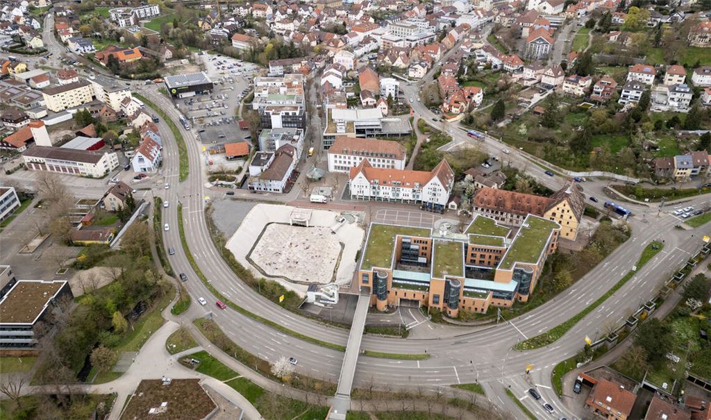 Blick auf den Abschnitt der B 10 zwischen der Hindenburgstraße und Ötisheimer Straße, der noch in diesem Jahr saniert werden soll. Foto: Fotomoment