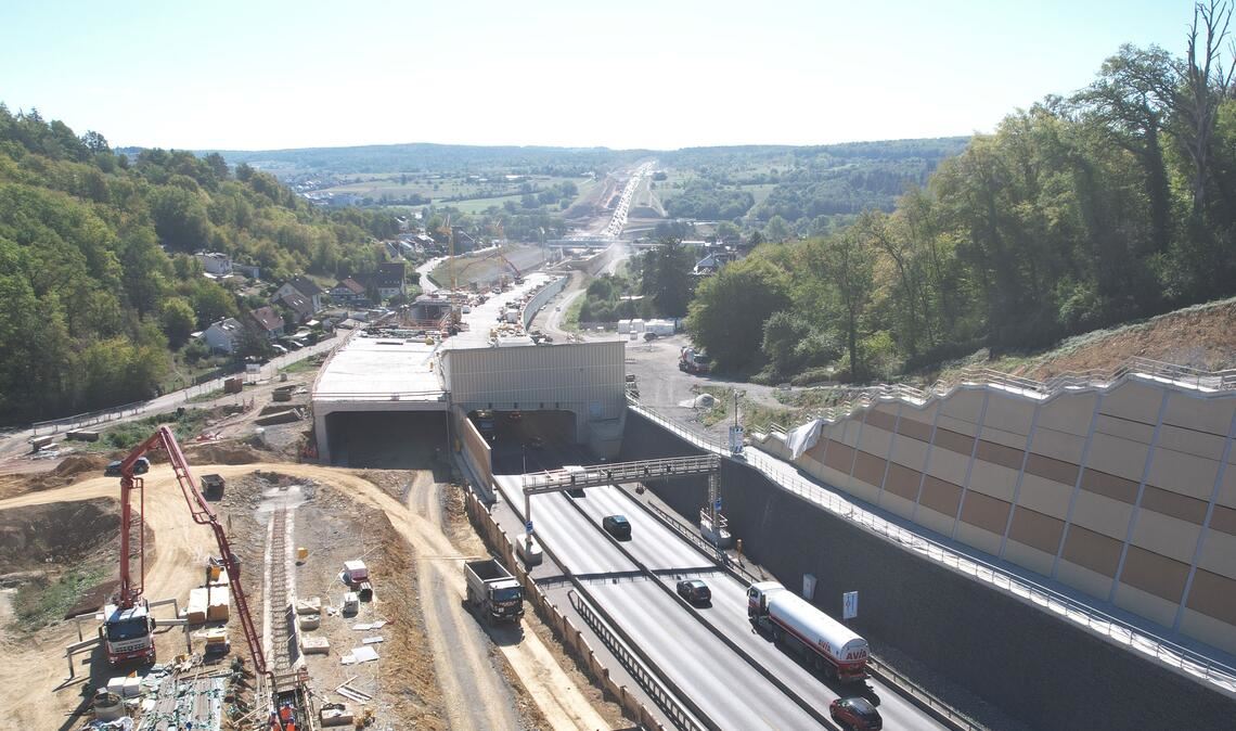 Blick auf den Bau der zweiten Röhre der Lärmschutzeinhausung. Foto: Autobahn GmbH Niederlassung Südwest