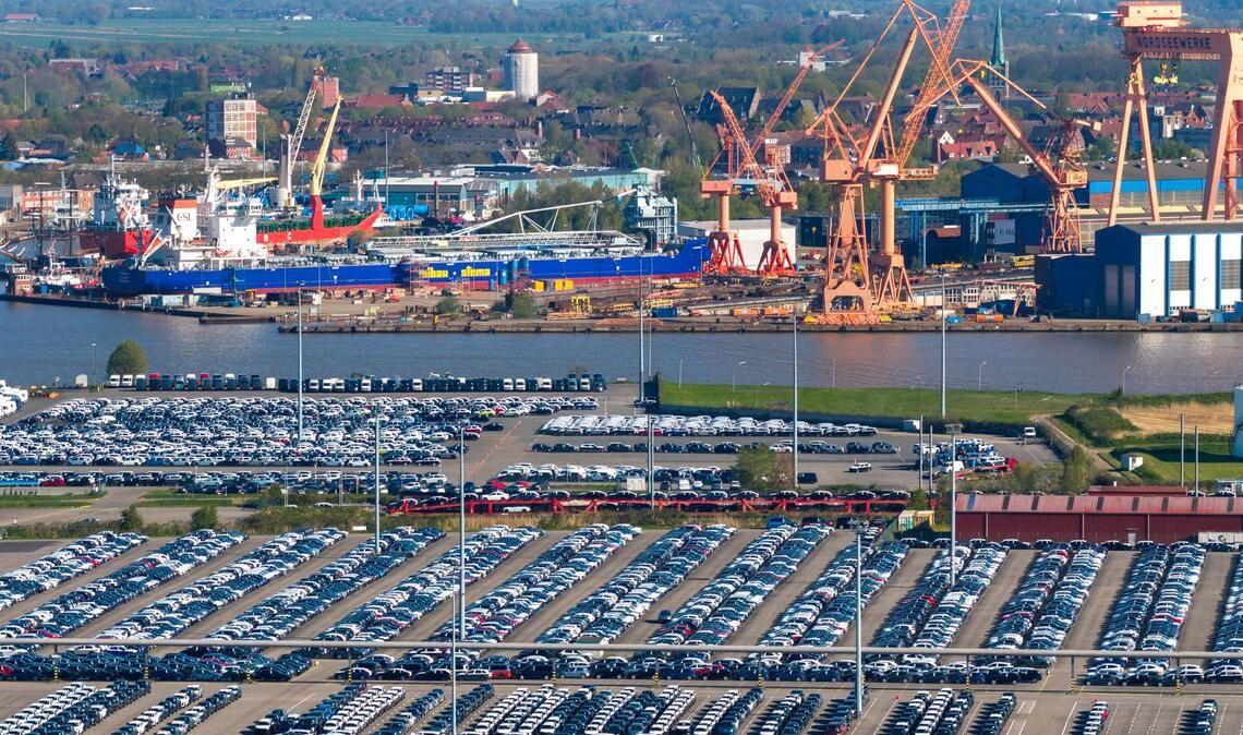 Blick auf den Emder Hafen: Die deutsche Wirtschaft bleibt trotz Aufhellung fragil.