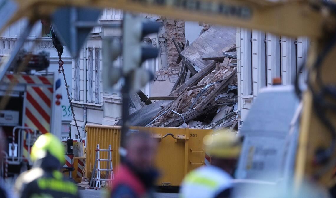 Blick auf den Schuttberg des eingestürzten Wohnhauses in der Innenstadt von Görlitz.