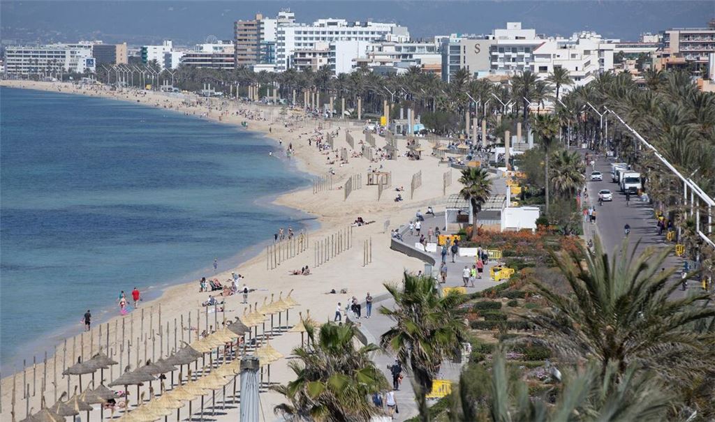 Blick auf den Strand Playa de Palma: Die Sonneninsel Mallorca liegt hoch im Kurs bei deutschen Urlaubern.