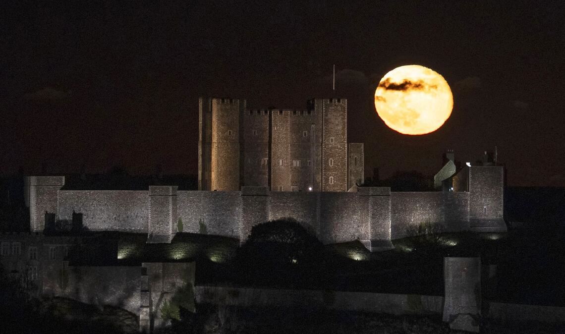 Blick auf den Vollmond, der über dem Dover Castle in Kent aufgeht.