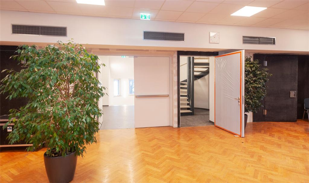 Blick auf den Zugang: Der Uhlandbau-Saal ist attraktiver und sicherer geworden. Fotos: Fotomoment