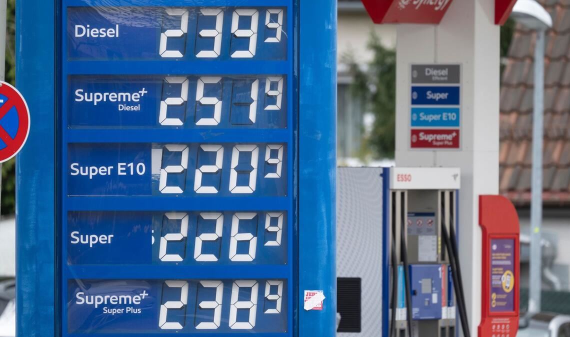 Blick auf die Anzeigetafel einer Tankstelle um 12.01 Uhr.