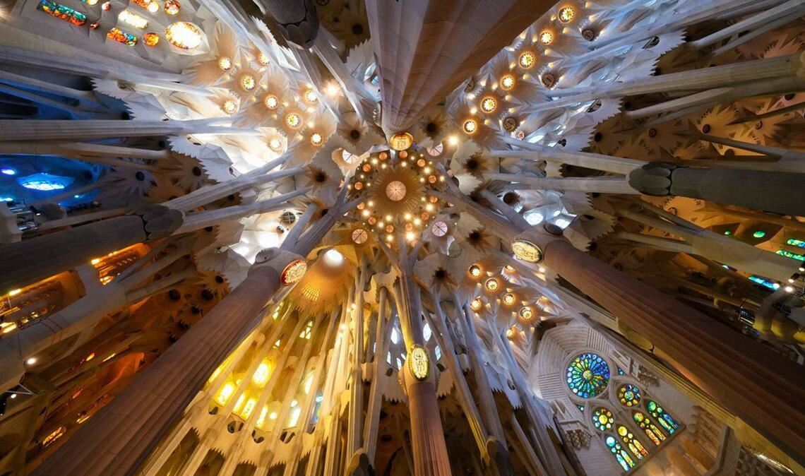 Blick auf die Decke der Basilika der Sagrada Familia vor der Ankunft des Papstes zur Feier eines Gottesdienstes. Der Jesus-Turm im Zentrum der Basilika erreichte im Februar mit der Aufsetzung des begehbaren Doppelkreuzes die endgültige Höhe von 172,50 Metern. Seither ist die Sagrada Familia die höchste Kirche der Welt. Foto: