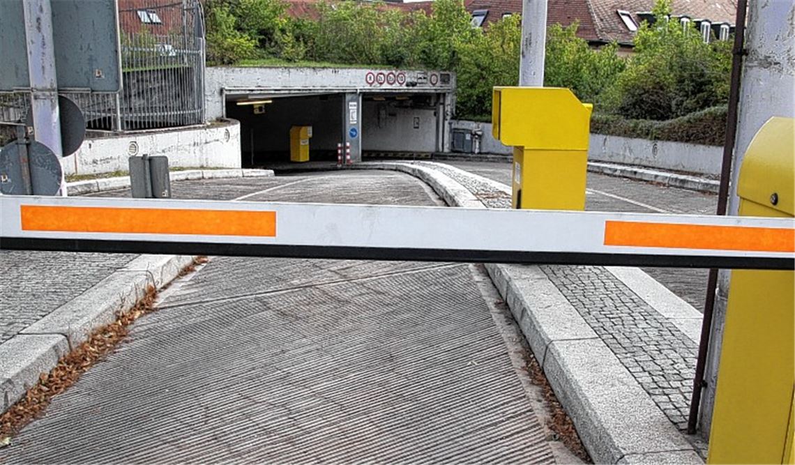 Blick auf die Einfahrt in die Tiefgarage von der Hindenburgstraße aus. Die Tiefgarage unterm Kelterplatz muss dringend saniert werden. Ein Termin steht aber noch nicht fest. Foto: Sadler