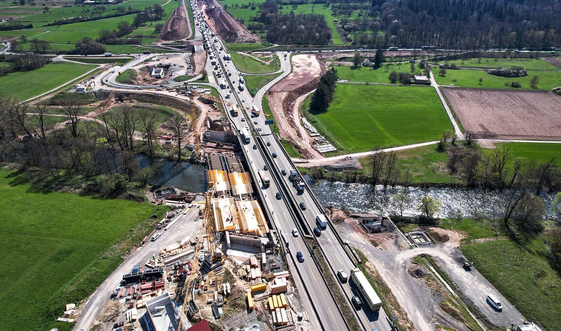 Blick auf die Großbaustelle an der A8 im Enztal bei Niefern, wo das bisherige Nadelöhr auf sechs Fahrspuren ausgebaut wird. Foto: Autobahn GmbH Niederlassung Südwest