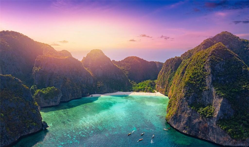 Blick auf die Insel Phi Phi Leh vor der thailändischen Küste.