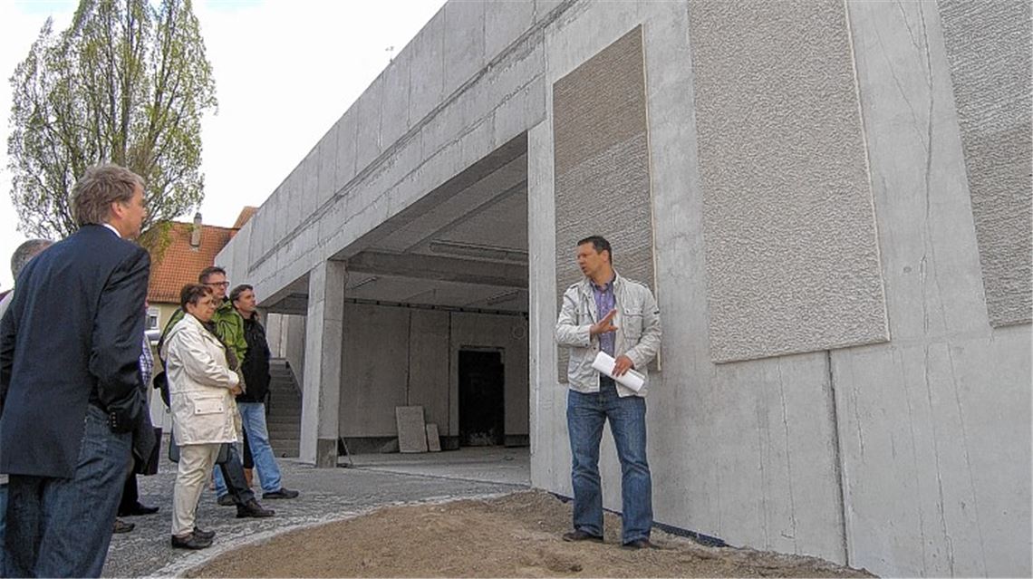 Blick auf die Putzvarianten für das Äußere der Tiefgarage – und vom Inneren des Gebäudes nach oben in Richtung Rathaus.