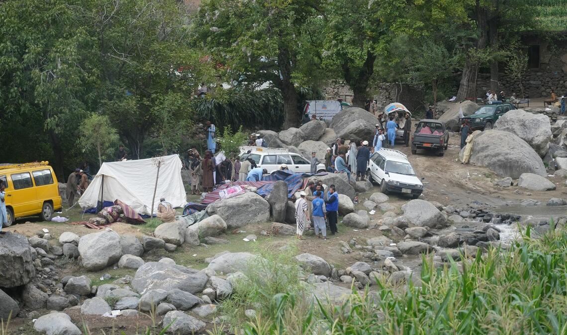 Blick auf ein provisorisches Notunterkunftslager nach dem Erdbeben in der afghanischen Provinz Kunar.