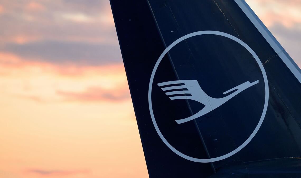 Blick auf eine Heckflosse einer Lufthansa Maschine am Frankfurter Flughafen (Symbolbild).