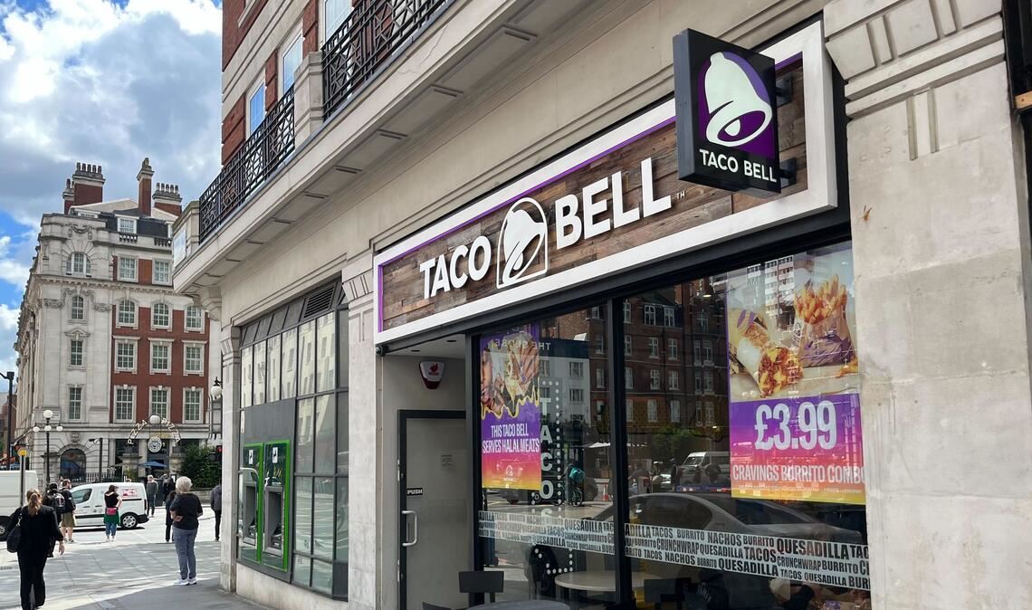 Blick auf eine Taco Bell-Filiale in London. Die US-Fast-Food-Kette Taco-Bell unternimmt den zweiten Anlauf zur Expansion in Deutschland. (Archivbild)